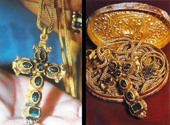 Gold Box with Jeweled
              Cross (Source: 1715 Fleet Society)