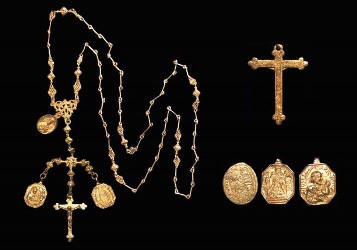 Gold Chain, Crucix, 3 Medallions (Source: 1715 Fleet
              Society)
