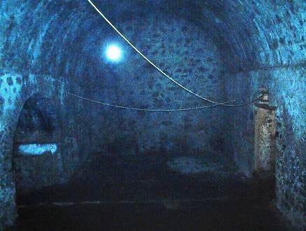 Slave pen under Cape
                  Coast Castle by Dave Ley, Fall 2003 (Source:
                  https://commons.wikimedia.org/wiki/File:Cape_Coast_dungeon.JPG)