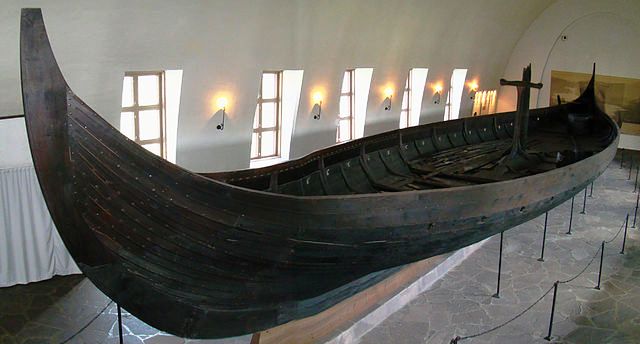 Side view of Gokstad Ship, photo by Bjorn
                    Christian Torrissen, 2010 (Source:
                    https://commons.wikimedia.org/wiki/File:Gokstad_Ship_Side_View.JPG)