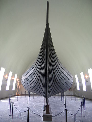 Gokstadtskipet, Vikingskipmuseet, Oslo photo by
                    Karamell (Source:
                    https://commons.wikimedia.org/wiki/File:Gokstadskipet1.jpg)