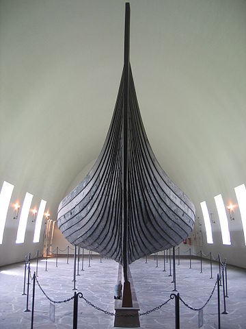 Gokstadtskipet, Vikingskipmuseet, Oslo photo by
                    Karamell (Source:
                    https://commons.wikimedia.org/wiki/File:Gokstadskipet1.jpg)