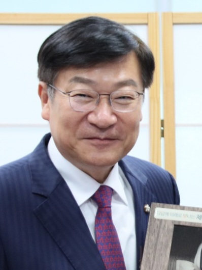 Prosecutor Jeong Jeom-sik (Source:
                              https://commons.wikimedia.org/wiki/File:Jeong_Jeom-sig_20240516.jpg)