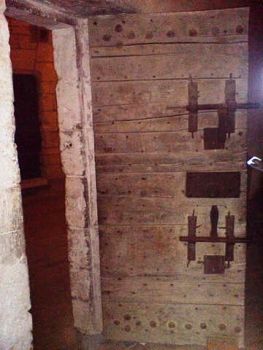 Prison Door
                    at Lantern Tower (source:
https://commons.wikimedia.org/wiki/File:Porte_de_prison_%E2%80%94_Tour_de_la_Lanterne,_La_Rochelle.JPG)