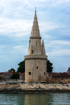 Lantern Tower (source:
https://commons.wikimedia.org/wiki/File:Tour_Lanterne_ao%C3%BBt_2015_La_Rochelle_Charente_Maritime.jpg)